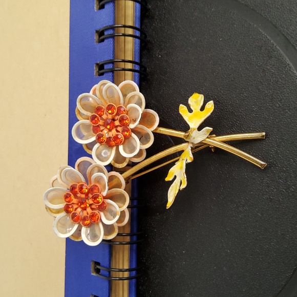 Vintage flower brooch goldtone and enamel - Picture 1 of 8